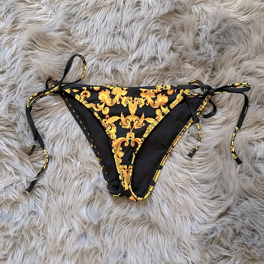 PrettyLittleThing - Versace Print Bikini Bottom - US8